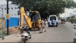 சம்பளம் தராததால் ஆத்திரம்..! ஜேசிபி மீது நாட்டு வெடிகுண்டு வீசிய தொழிலாளி..!