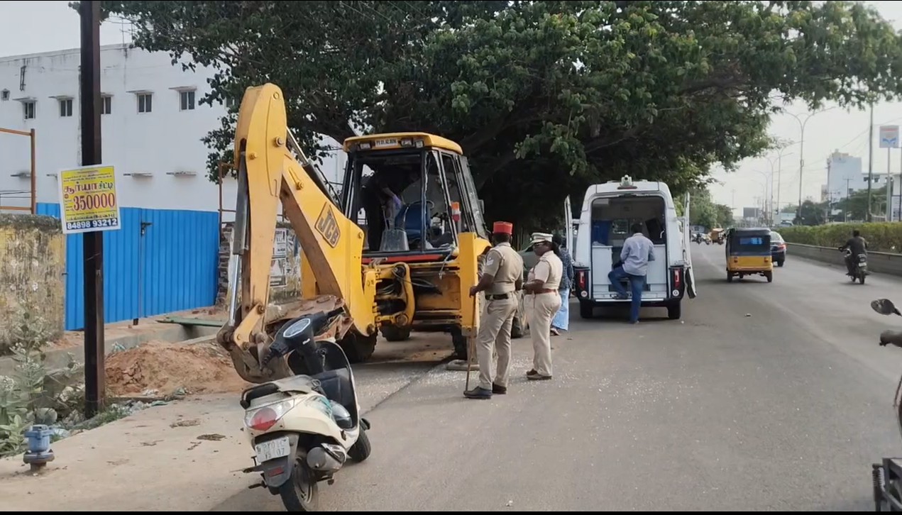 சம்பளம் தராததால் ஆத்திரம்..! ஜேசிபி மீது நாட்டு வெடிகுண்டு வீசிய தொழிலாளி..!