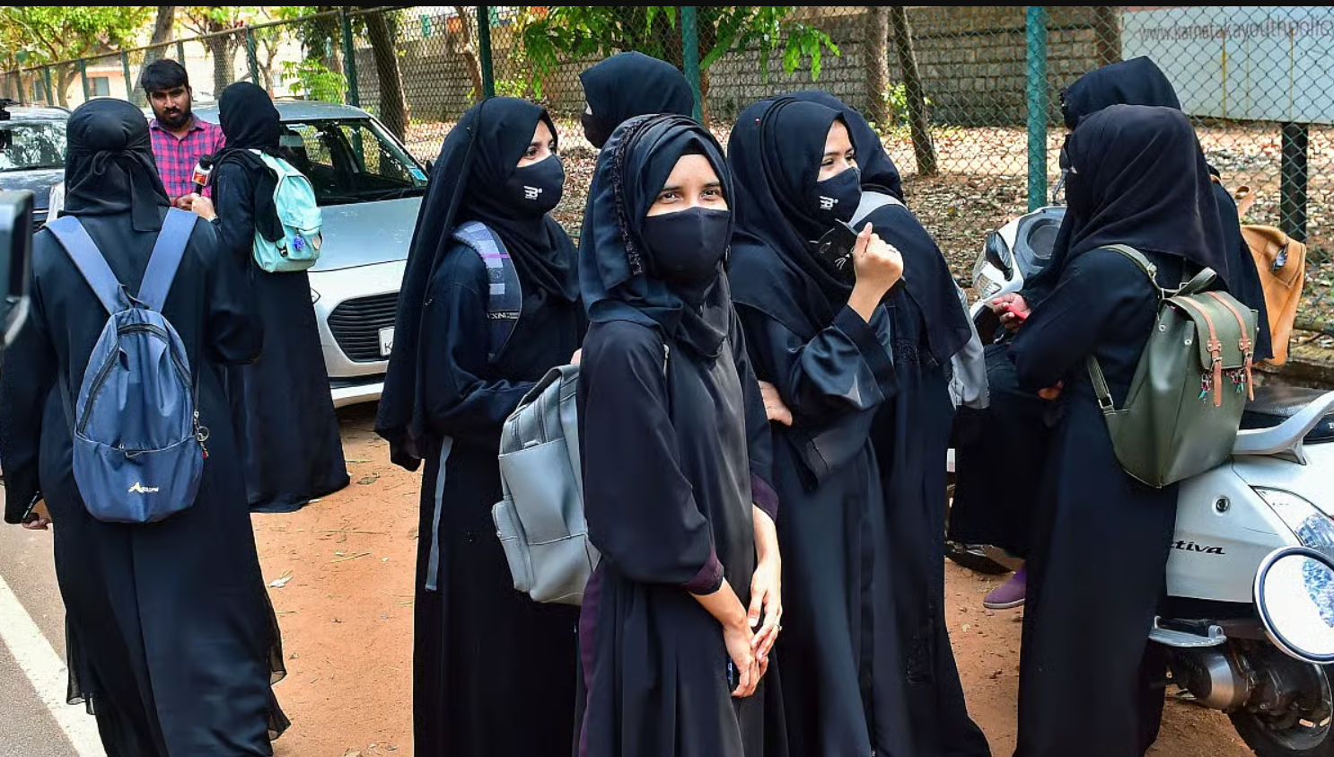 “சீருடைக்கு முன்னால் மத அடையாளங்களுக்கு இடமில்லை!” ஹிஜாப் வழக்கில் நீதிமன்றம் போட்ட அதிரடி முற்றுப்புள்ளி!