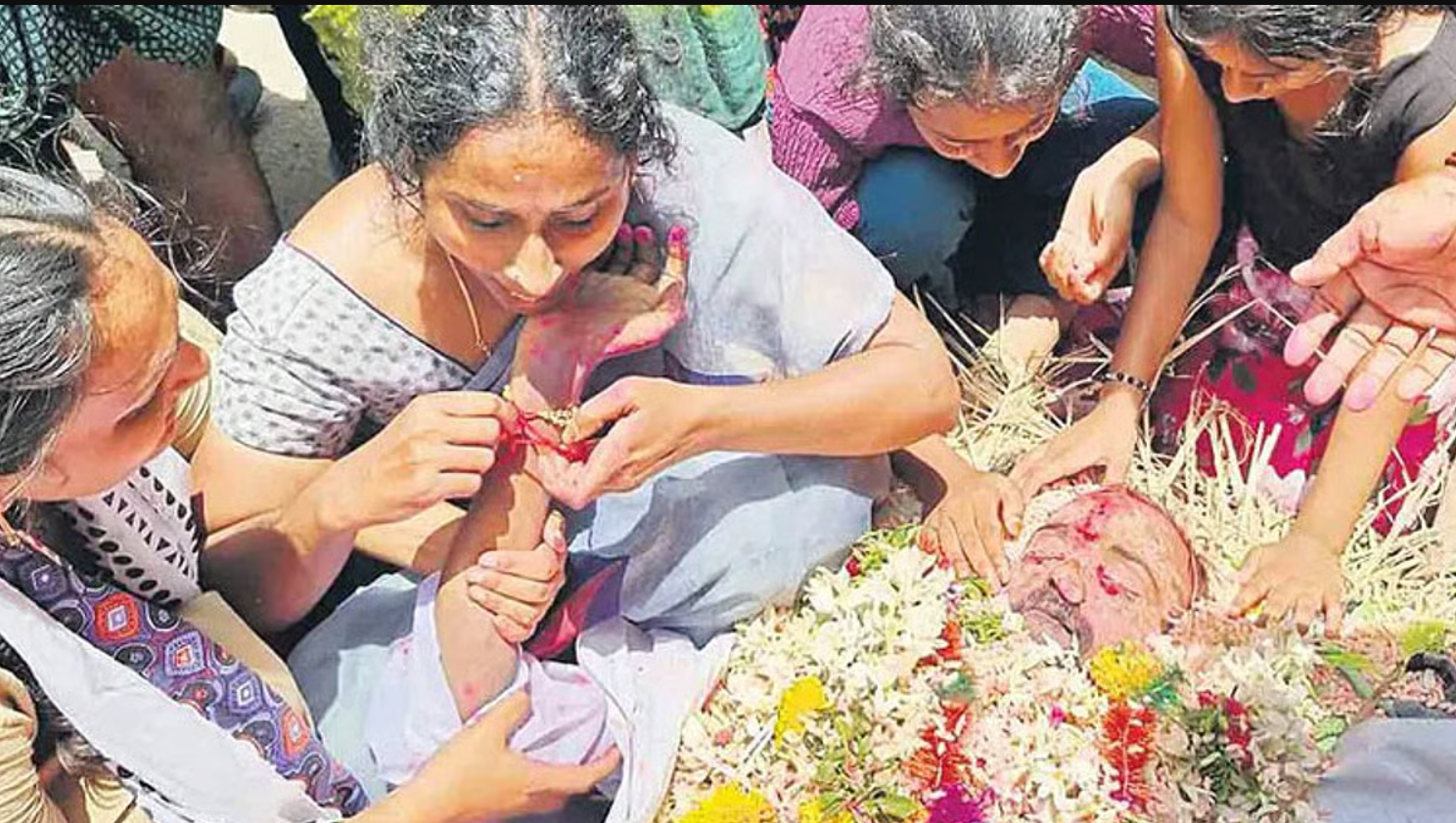 ரக்ஷா பந்தன் நாளில் நேர்ந்த கொடூரம்… ஆசையாய் வளர்த்த அண்ணனின் உயிரற்ற கையில் ராக்கி கட்டிய தங்கை!