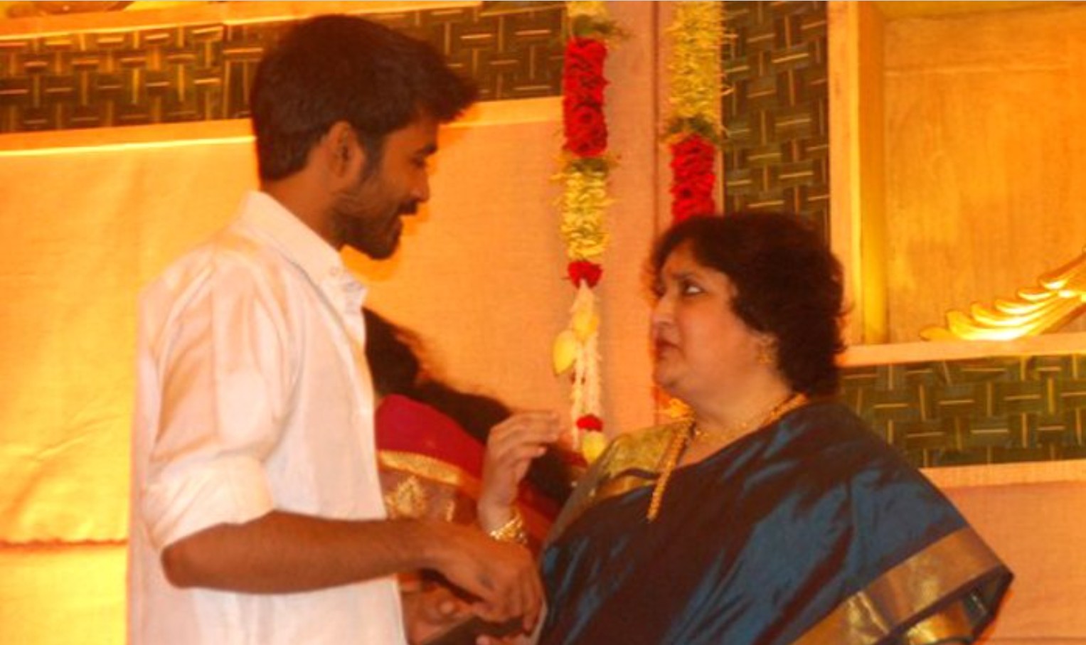 தனுஷ் + லதா = ரஜினியின் ஆன்மீக அரசியல் 2.0..? சாமியார் பாதையில்லடா.. இது, மாமியார் ரூட்..!