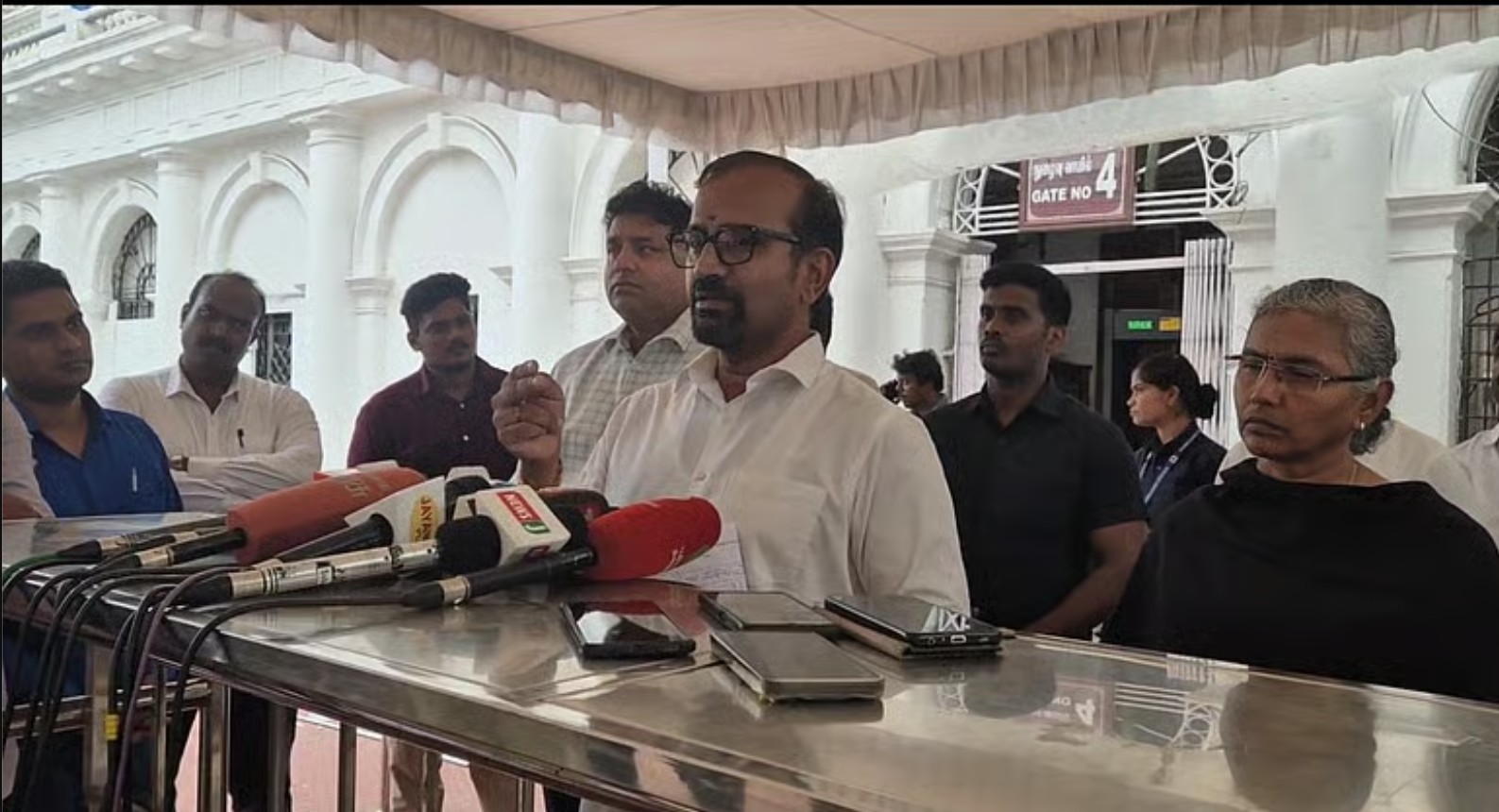“அமைச்சரே ரேஷன் அரிசி சாப்பிடும்போது விஜய் என்ன அரிசி சாப்பிடுறாரு?” – அமைச்சர் வெங்கடரமணன் பேட்டியும் நெட்டிசன்களின் மரண கலாய் மீம்ஸும்!